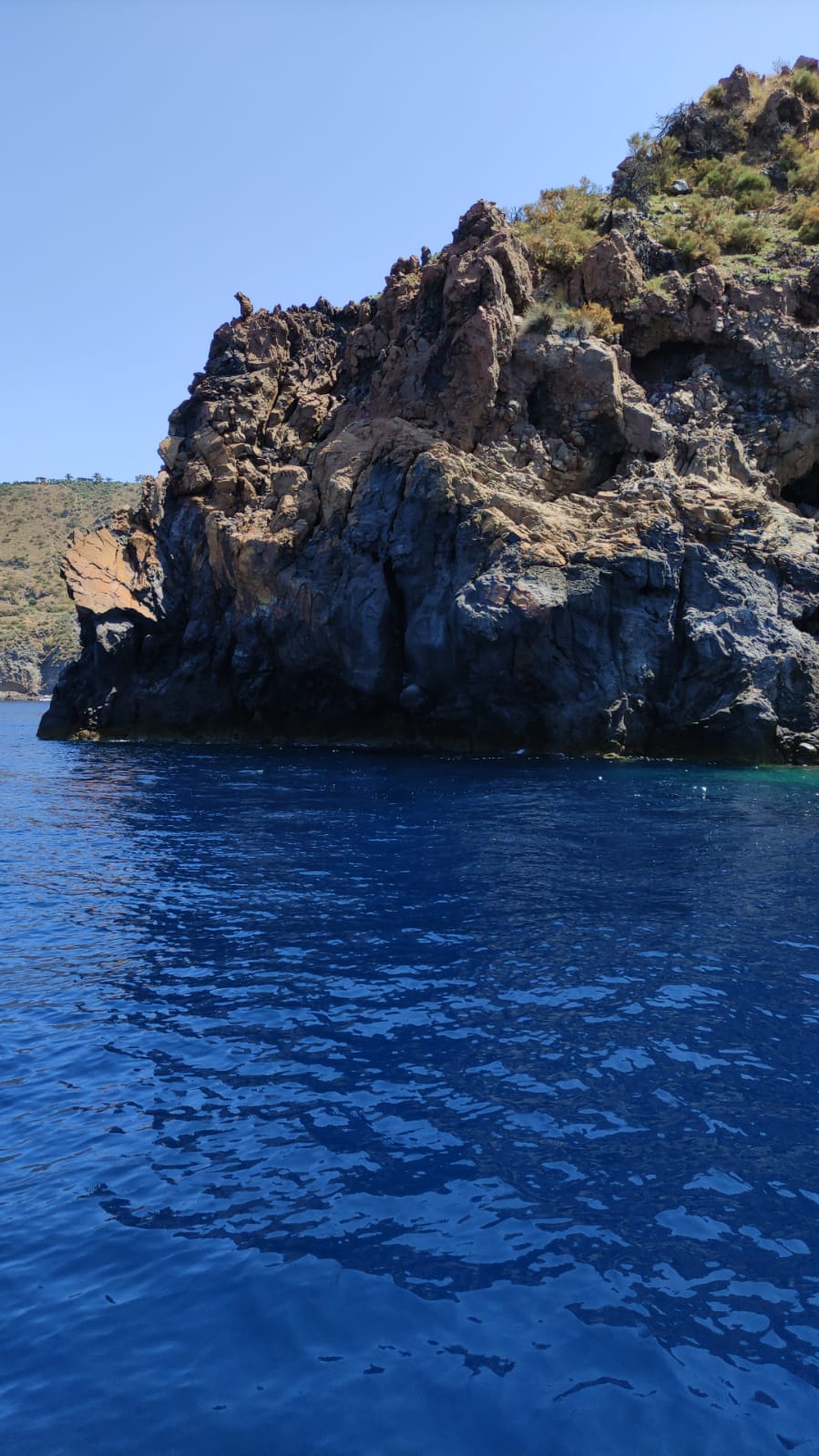 L’isola regala scogliere frastagliate lungo le coste settentrionale ed occidentale, mentre le spiagge, molte delle quali non sono raggiungibili a piedi, sono lungo la costa orientale e guardano a Stromboli.
Gli isolotti circostanti di Basiluzzo, Bottaro, Dattilo, Lisca Bianca e Lisca Nera emergono dal mare e formano un microarcipelago derivante da un unico complesso vulcanico.