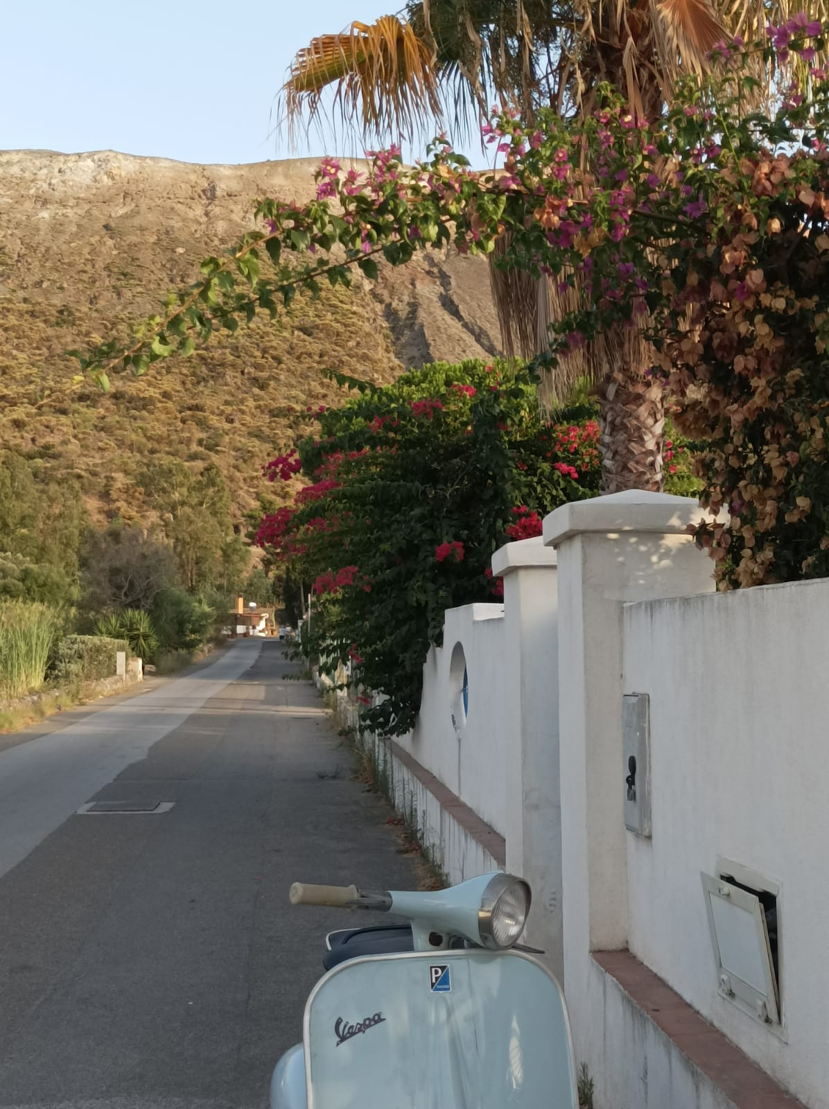 Questa porzione di costa a nord-est dell’isola si chiude con Punta Castagna, da sempre rinomato spot per le immersioni e lo snorkeling, e la spiaggia del Gabbiano, incantevole caletta in cui si può arrivare solo via mare.