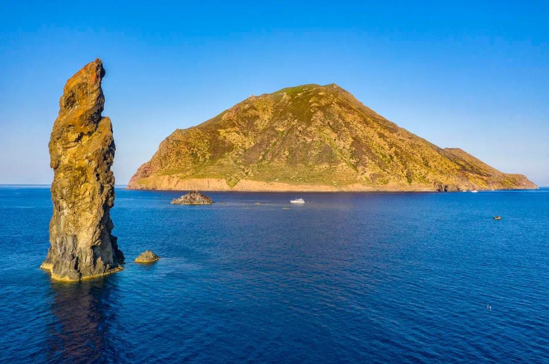 In entrambe le isole non è possibile circolare in auto in quanto prive di strade asfaltate, offrono però ai visitatori la possibilità di addentrarsi nel territorio attraverso mulattiere che conducono sul monte o alle abitazioni o, in alternativa, in sella ai muli.
